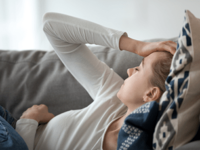 Migräne Schmerzen treten periodisch, pulsierend und halbseitig auf, häufig zusammen mit Übelkeit, Erbrechen sowie Licht-, Geräusch- und Geruchsempfindlichkeit. Typischerweise nehmen sie bei körperlicher Belastung zu.