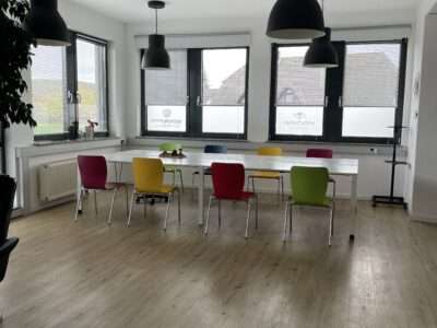 Unsere 76 qm großen Räumlichkeiten können Sie mieten für Einzel-, oder Gruppentherapie oder Seminare. Geeignet für Lehrgänge, Coaches und Berater, Speaker und Heilpraktiker.